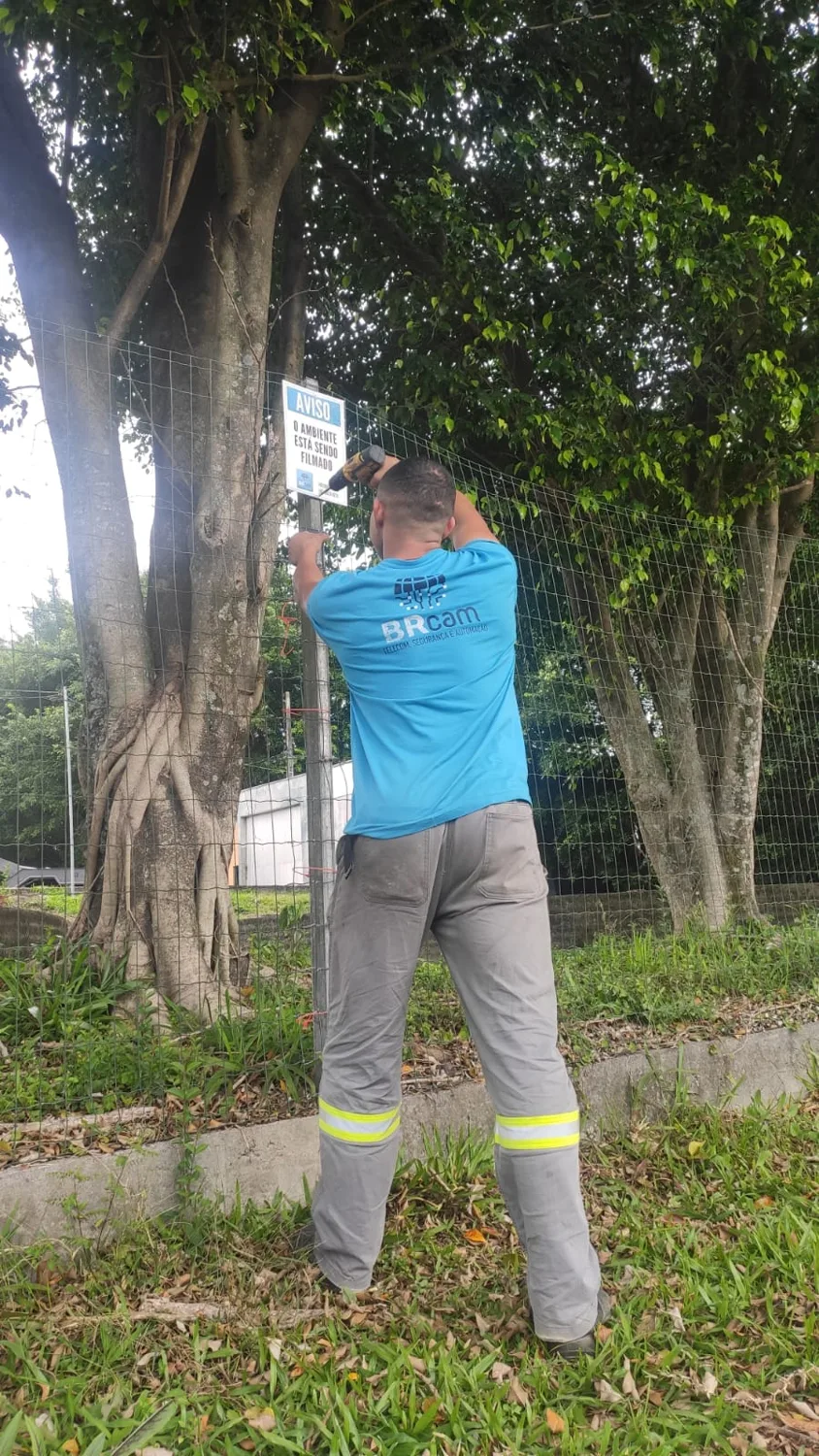 Equipe da BRCam instalando uma câmera de segurança em área externa