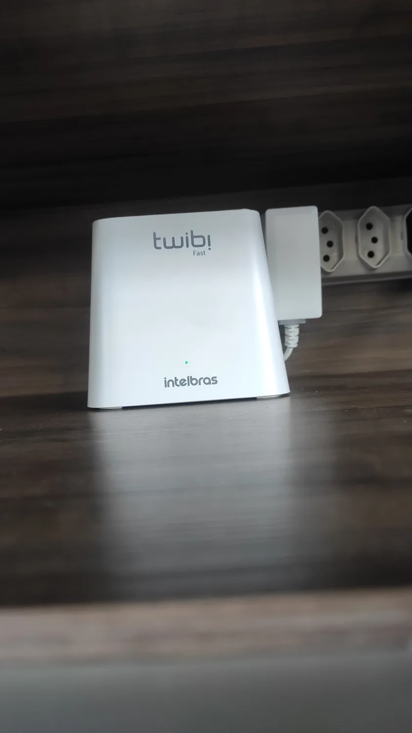 Equipamento de rede Wi-Fi instalado em ambiente interno