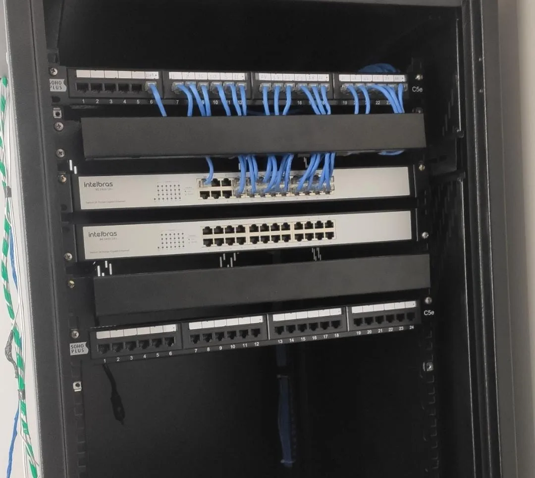 Rack com switches e cabeamento de rede organizado pela BRCam