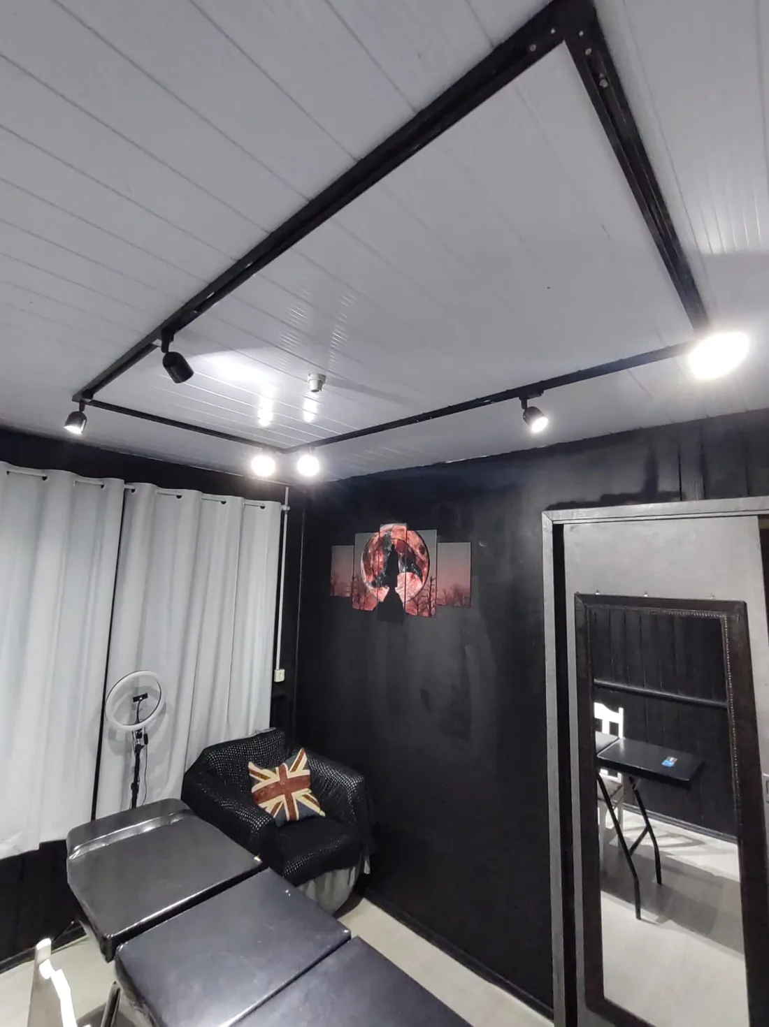 Ambiente comercial com iluminação em trilhos publicada pela BRCam